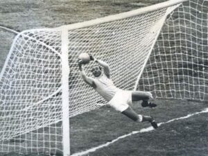 Efraín El Caimán Sánchez: Leyenda que transformó el fútbol Colombiano Efraín El Caimán Sánchez atajando el Balón - futbolred.com