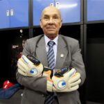 Efraín El Caimán Sánchez: Leyenda que transformó el fútbol Colombiano Efraín El Caimán Sánchez con sus guantes de Portero - futbolred.com
