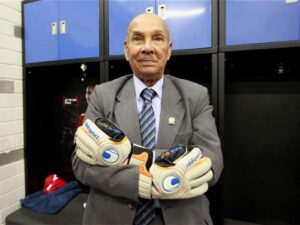 Efraín El Caimán Sánchez: Leyenda que transformó el fútbol Colombiano Efraín El Caimán Sánchez con sus guantes de Portero - futbolred.com