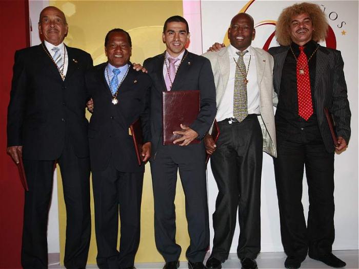 Efraín El Caimán Sánchez junto a otras figuras del futbol colombiano - futbolred.com