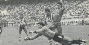 Lorenzo Carrabs: El portero que conquistó Colombia y Uruguay Lorenzo Carrabs Portero del Junior de Barranquilla 1978 - lachachara.org