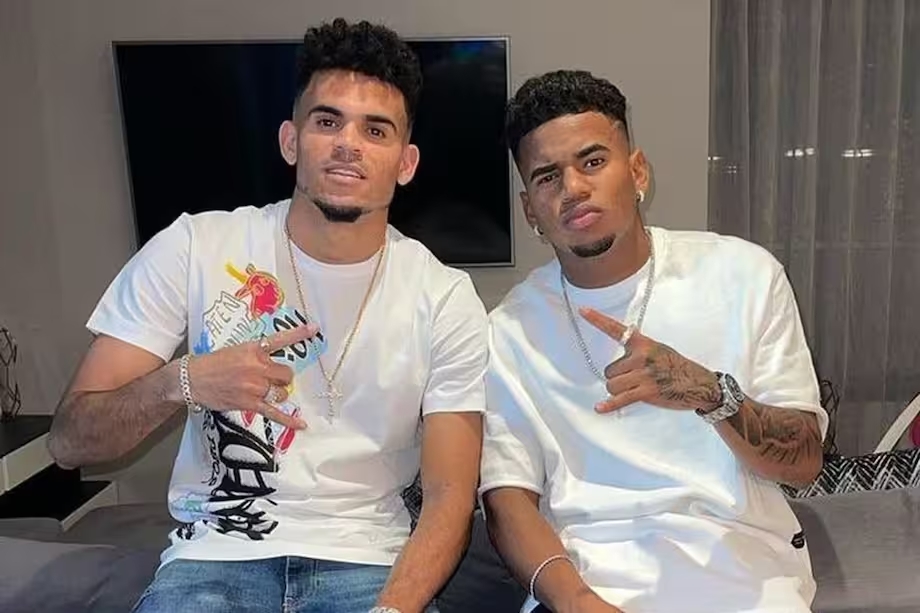 Roger Díaz: El joven Futbolista que Sigue los Pasos de su Hermano Luis Roger Díaz y su hermano Luis Díaz - elespectador.com