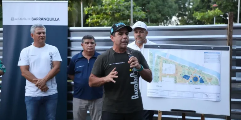 PASO Barlovento transformará la salud y el espacio público en Barranquilla Alcalde Char con secretario de Obras mostrando plano del PASO Barlovento